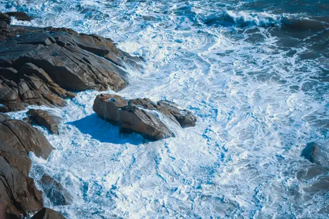 Rocky Shore 4K Wallpaper · ocean · 3840×2560