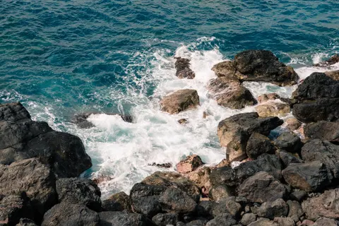 Rocky Shore 4K Wallpaper · ocean · 3840×2560