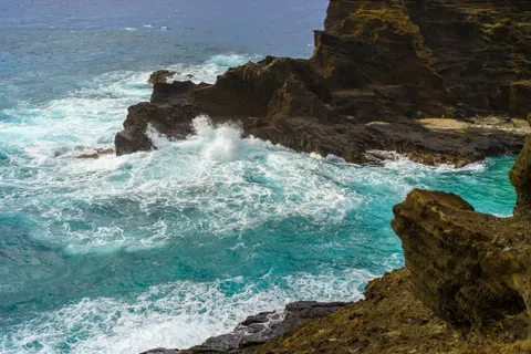 Rocky Shore 4K Wallpaper · ocean · 3840×2560