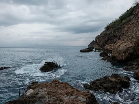 Rocky Shore 4K Wallpaper · ocean · 3840×2880