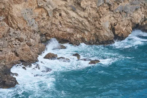 Rocky Shore 4K Wallpaper · ocean · 3840×2561