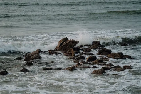 Rocky Shore 4K Wallpaper · ocean · 3840×2560