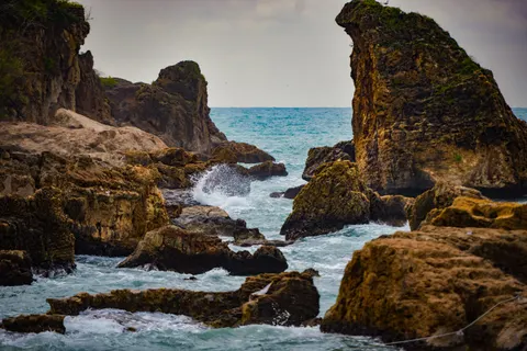 Rocky Shore 4K Wallpaper · ocean · 3840×2563