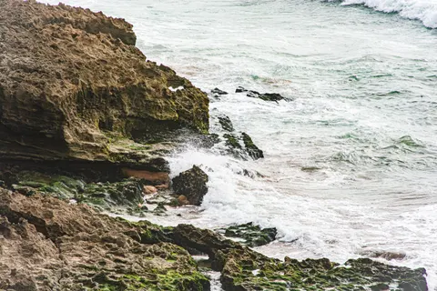 Rocky Shore 4K Wallpaper · ocean · 3840×2560