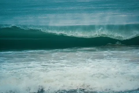 Surf Wave 4K Wallpaper · ocean · 3840×2560