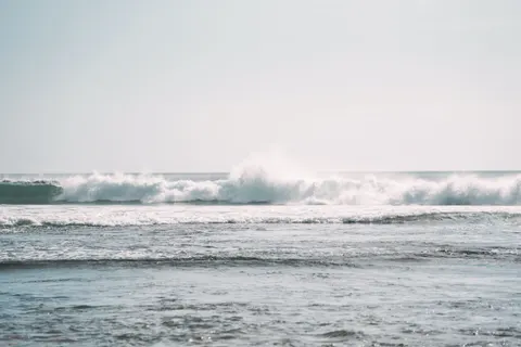 Surf Wave 4K Wallpaper · ocean · 3840×2563