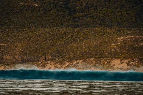 Surf Wave 4K Wallpaper · ocean · 3840×2560
