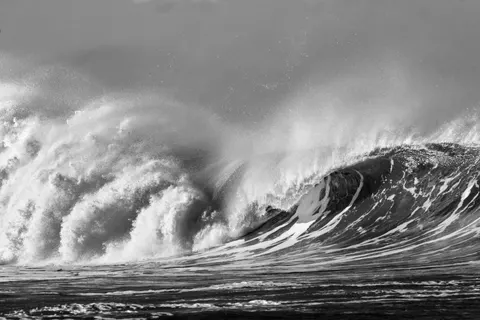 Surf Wave 4K Wallpaper · ocean · 3840×2560