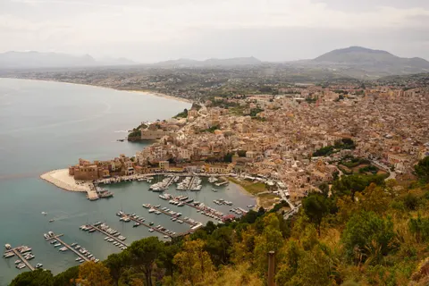 Coastal Harbor 4K Wallpaper · ocean · 3840×2560