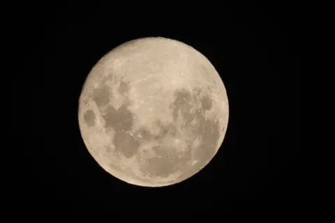 Full Moon 4K Wallpaper · space · 3840×2560