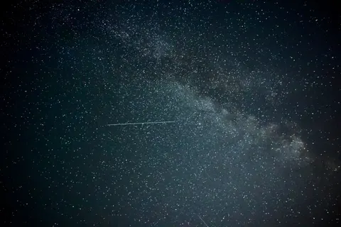 Meteor Shower 4K Wallpaper · space · 3840×2560