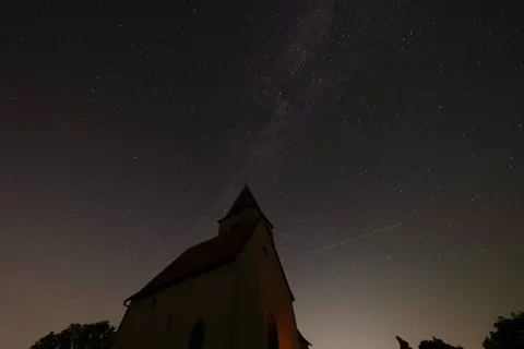 Meteor Shower 4K Wallpaper · space · 3840×2560