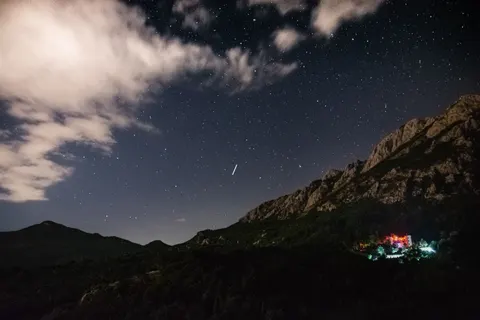 Meteor Shower 4K Wallpaper · space · 3840×2560