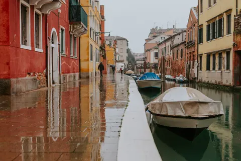 Rainy Street 4K Wallpaper · city · 3840×2560