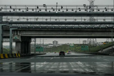 Rainy Street 4K Wallpaper · city · 3840×2560
