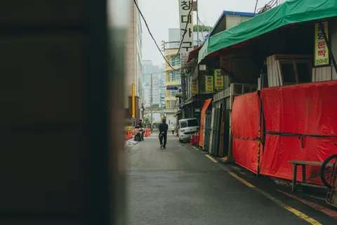 Rainy Street 4K Wallpaper · city · 3840×2560