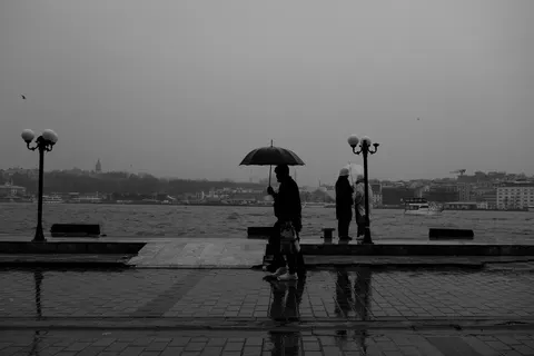 Rainy Street 4K Wallpaper · city · 3840×2560