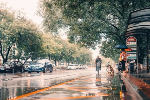 Rainy Street 4K Wallpaper · city · 3840×2560