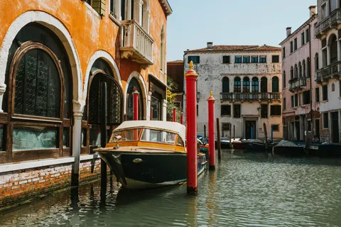 Venice Canal 4K Wallpaper · architecture · 3840×2560