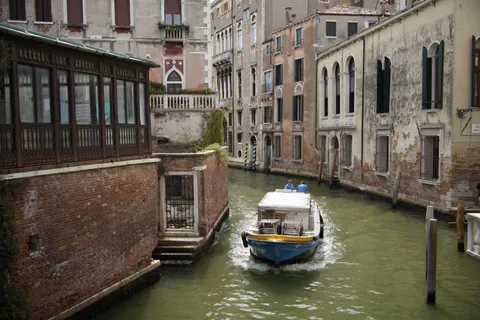 Venice Canal 4K Wallpaper · architecture · 3840×2560