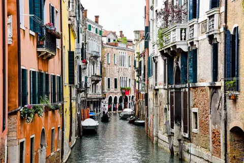 Venice Canal 4K Wallpaper · architecture · 3840×2560