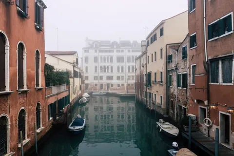 Venice Canal 4K Wallpaper · architecture · 3840×2560