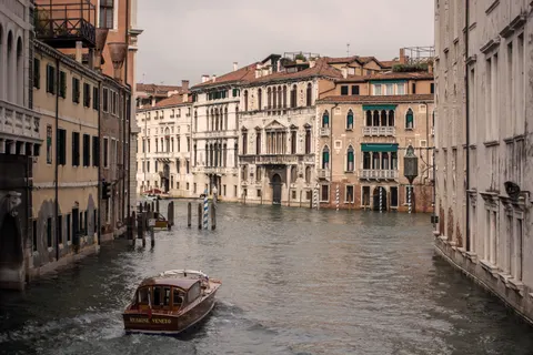 Venice Canal 4K Wallpaper · architecture · 3840×2563