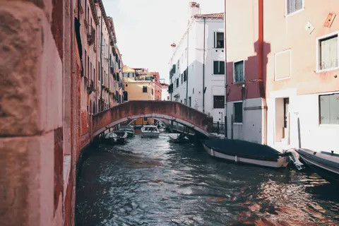 Venice Canal 4K Wallpaper · architecture · 3840×2560