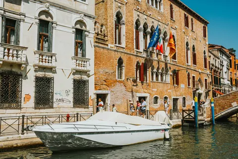 Venice Canal 4K Wallpaper · architecture · 3840×2560