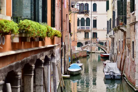 Venice Canal 4K Wallpaper · architecture · 3840×2560