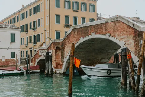 Venice Canal 4K Wallpaper · architecture · 3840×2560