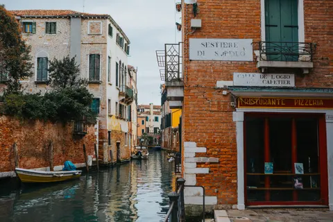 Venice Canal 4K Wallpaper · architecture · 3840×2560