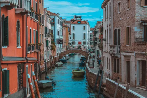 Venice Canal 4K Wallpaper · architecture · 3840×2560