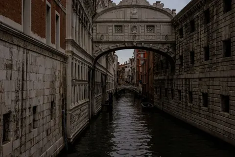 Venice Canal 4K Wallpaper · architecture · 3840×2560