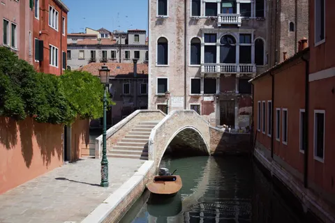 Venice Canal 4K Wallpaper · architecture · 3840×2560