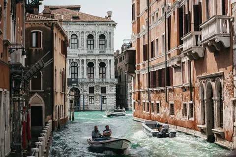 Venice Canal 4K Wallpaper · architecture · 3840×2560