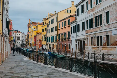 Venice Canal 4K Wallpaper · architecture · 3840×2560