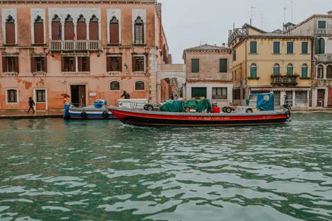 Venice Canal 4K Wallpaper · architecture · 3840×2560
