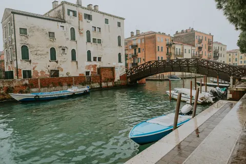 Venice Canal 4K Wallpaper · architecture · 3840×2560