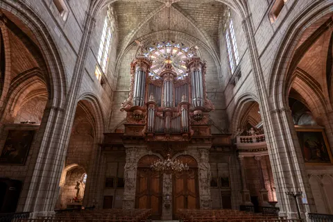 Cathedral 4K Wallpaper · architecture · 3840×2561