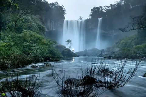 والپیپر آبشار جنگل بارانی با کیفیت 4K · nature · 3840×2560