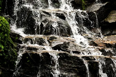 वर्षावन का झरना 4K वॉलपेपर · nature · 3840×2560