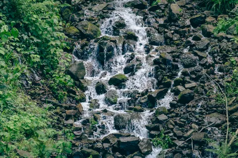 Waterval in het regenwoud 4K-achtergrond · nature · 3840×2560