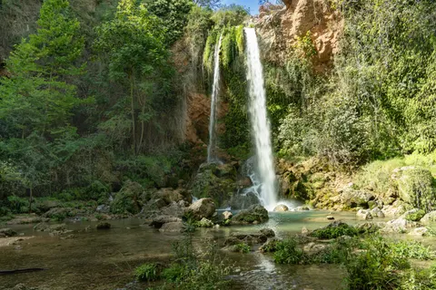 والپیپر آبشار جنگل بارانی با کیفیت 4K · nature · 3840×2560