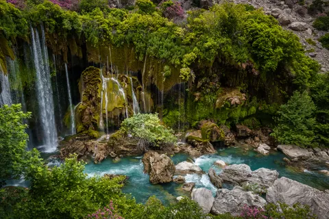 والپیپر آبشار جنگل بارانی با کیفیت 4K · nature · 3840×2560