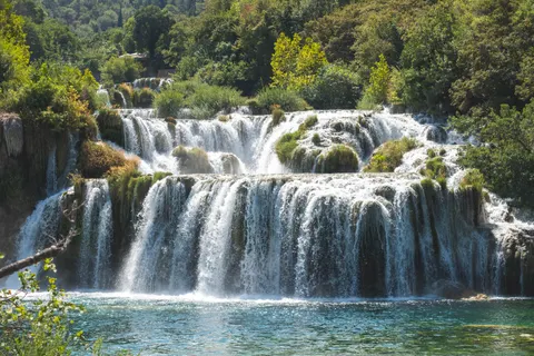 Hình nền Thác nước rừng mưa 4K · nature · 3840×2560