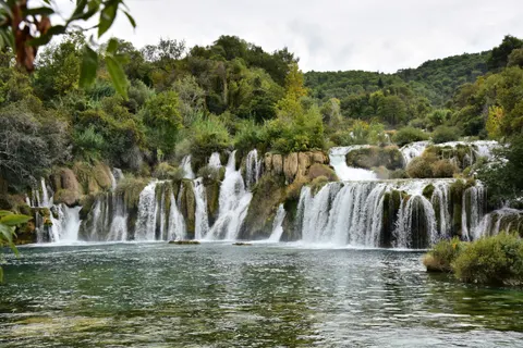 Waterval in het regenwoud 4K-achtergrond · nature · 3840×2560