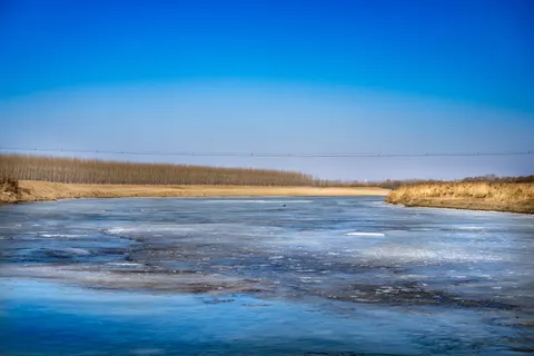 خلفية بحيرة متجمدة بدقة 4K · nature · 3840×2560