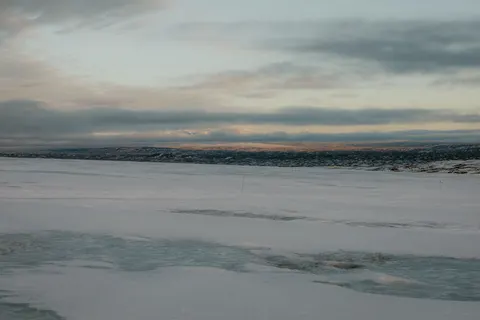 والپیپر دریاچهٔ یخ‌زده با کیفیت 4K · nature · 3840×2560