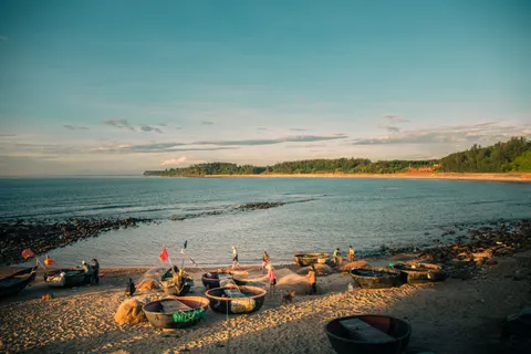 Fondo de pantalla Atardecer en playa de palmeras 4K · nature · 3840×2560